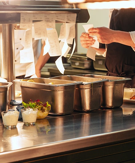 Les commandes d'un restaurant en cuisine