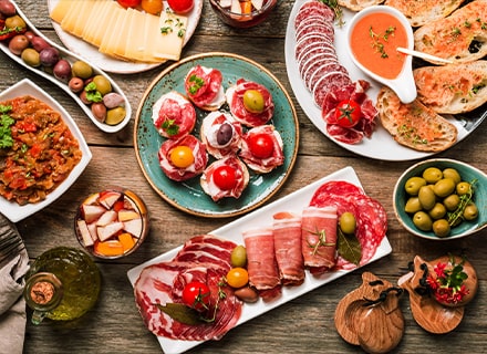 Assortiment de charcuterie, fromage, olive, soupe froide pour l'apéritif