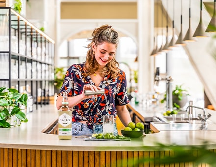 Barman préparant un mojito avec des produits Tails