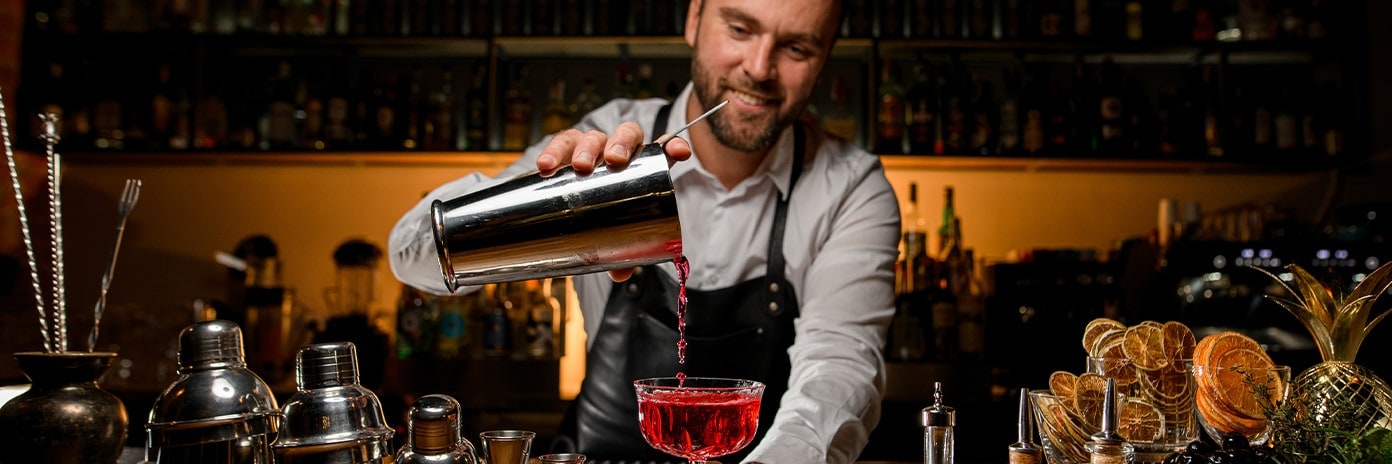 Barman préparant un cocktail sur son comptoir