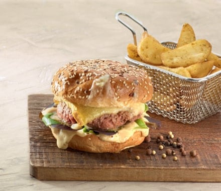 Burger et son panier de frites sur une planche