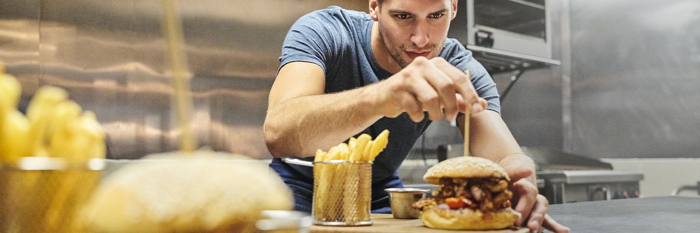 Restaurateur préparant un burger