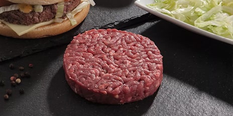 Steak haché pour burger en gros plan
