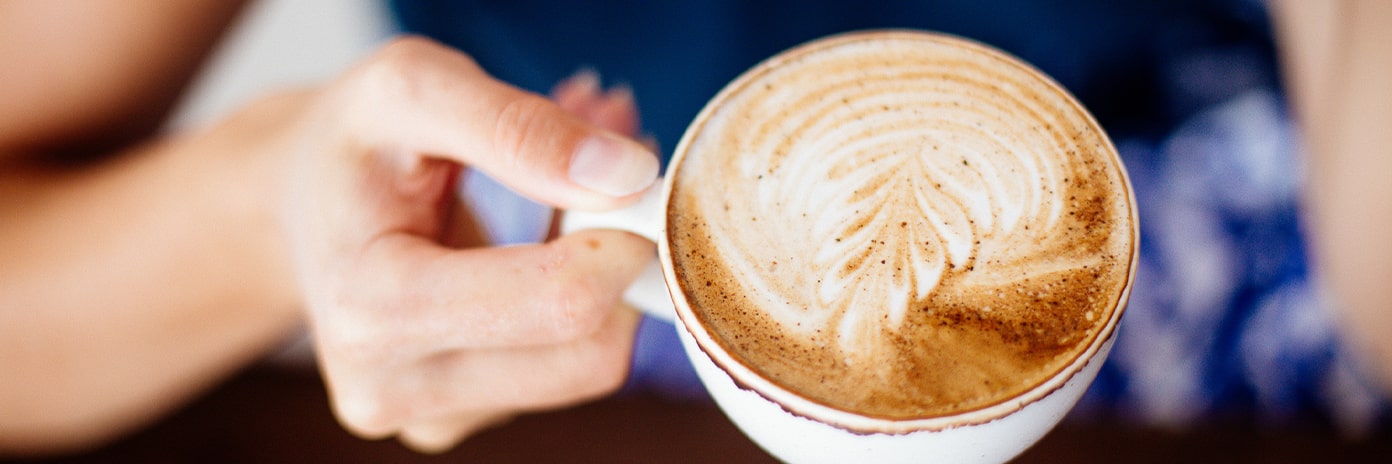 Cappuccino dans une tasse blanche