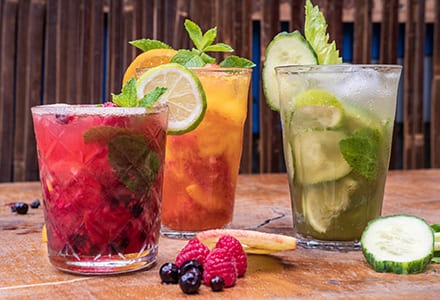 Trois cocktails sans alcool avec jus de fruit