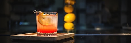 Cocktail Old Fashioned sur le bar Cocktail Old Fashioned sur le bar