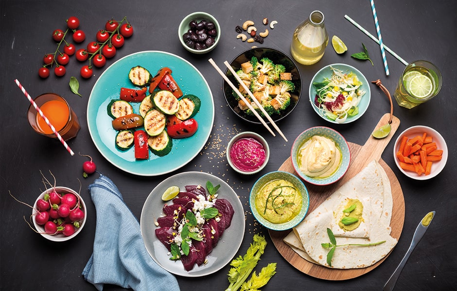 Divers aliments sur une table vue de haut