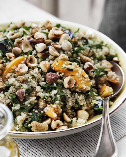Salade de quinoa, fruits secs et abricot