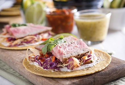 Préparation d'un tacos de poisson dans une planche