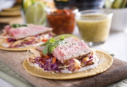 Préparation d'un tacos de poisson dans une planche