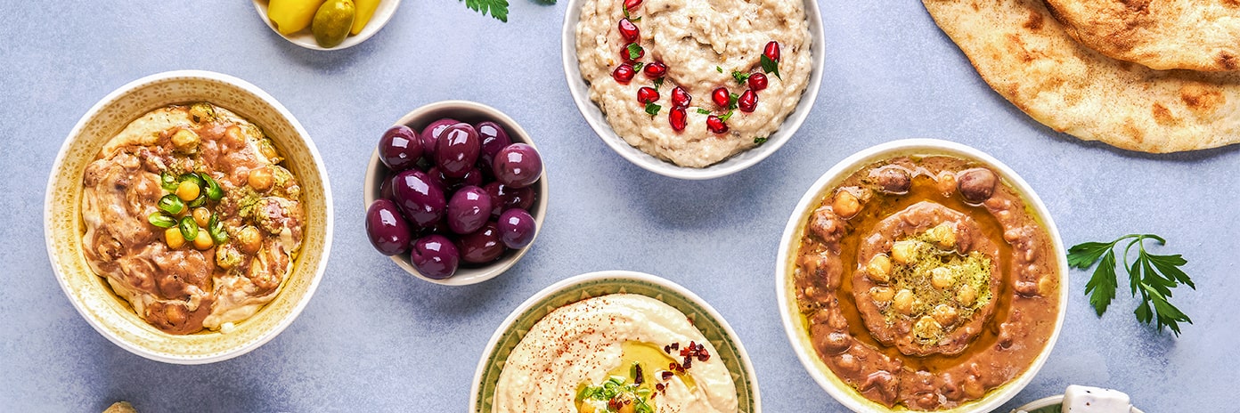 La cuisine moyen orientale : mezzes, houmous, pain pita, olives, feta, piment