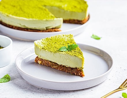 Morceau de gâteau végétalien cru de matcha