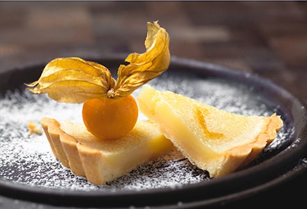 Tarte au yuzu décorée d'un physalis