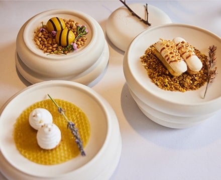Trio de desserts sur une table de restaurant