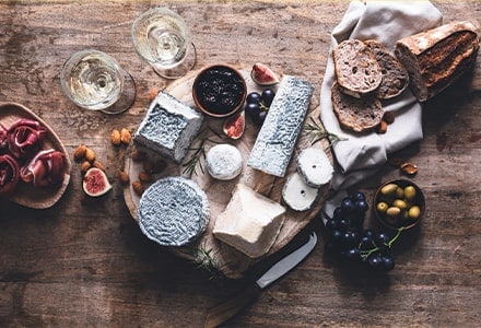 Plateau apéritif avec des fromages, de la charcuterie et des olives