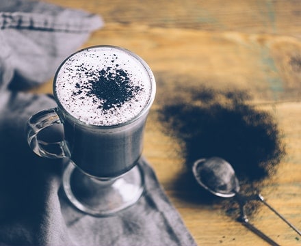 Charcoal latte : boisson à base de charbon végétal en poudre