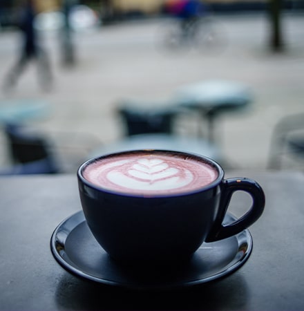 Pink latte : boisson lactée colorée avec de la betterave
