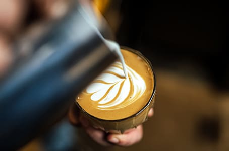 Préparation d’un café flat white