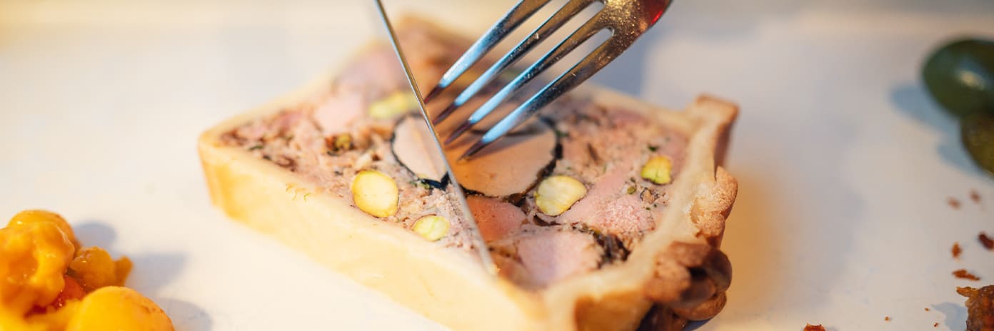 Un pâté en croûte revisité en train d’être découpé