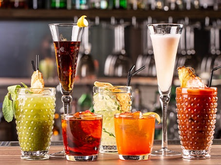 Cocktails préparés sur un comptoir de bar