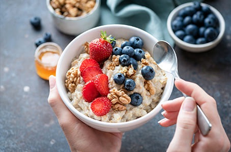 Bol d’avoine avec des fruits à baies pour le petit-déjeuner
