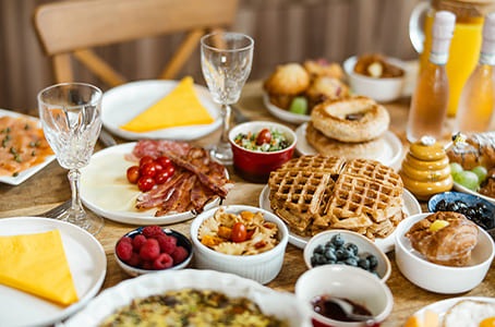 Brunch sur une table composé de plats typiques