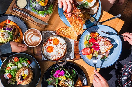 Différents plats disposés sur une table pour un brunch