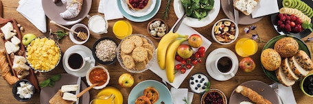 Assortiment d'aliments et boissons pour le petit déjeuner