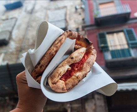 Pizza à emporter en forme de sandwich