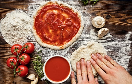 Préparation à la main d’une pâte à pizza