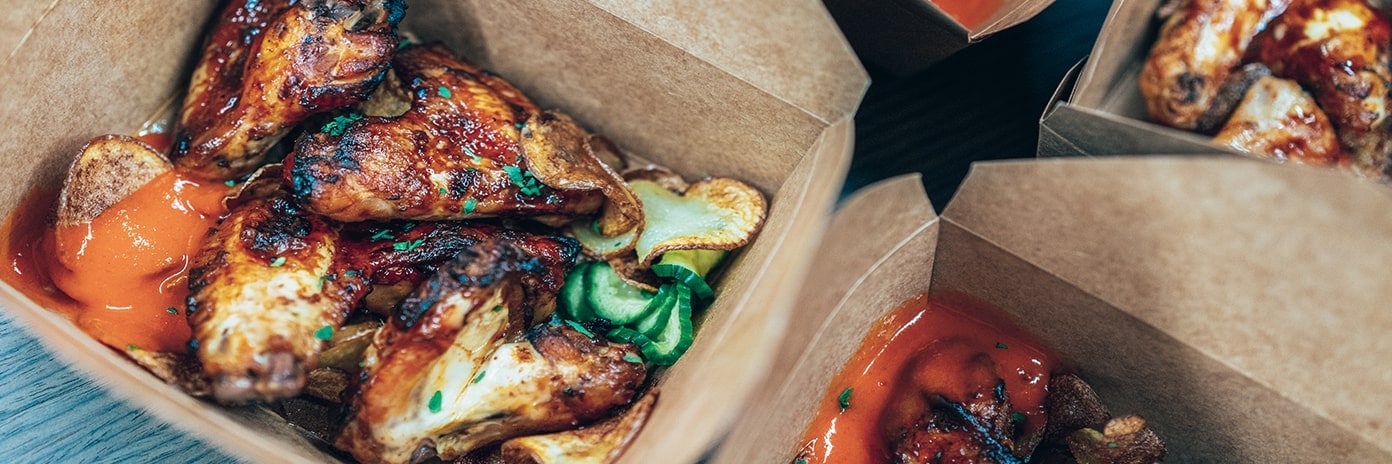 Poulet à emporter dans des petites boites de carton