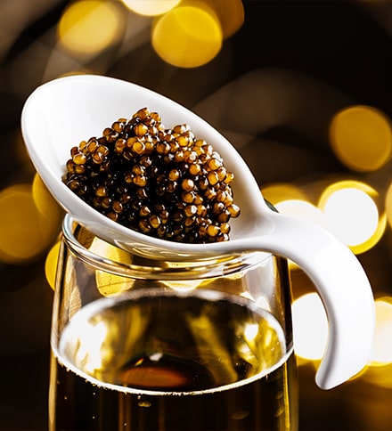 Caviar dans une cuillère de dégustation