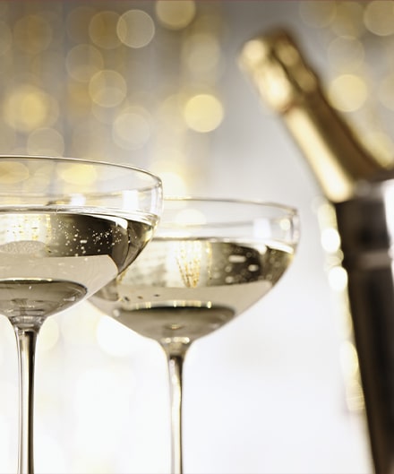 Coupes de champagne et bouteille dans un saut