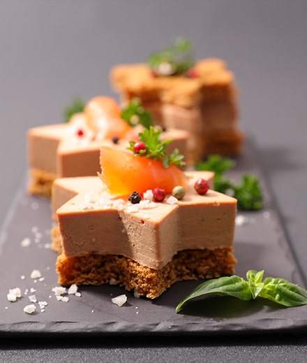 Foie gras travaillé en forme d'étoile sur un plateau