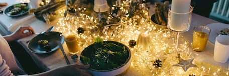 Table de fêtes avec une guirlande lumineuse