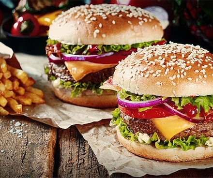 2 bugers avec des produits frais sur une table