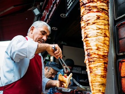 Homme préparant un kebab