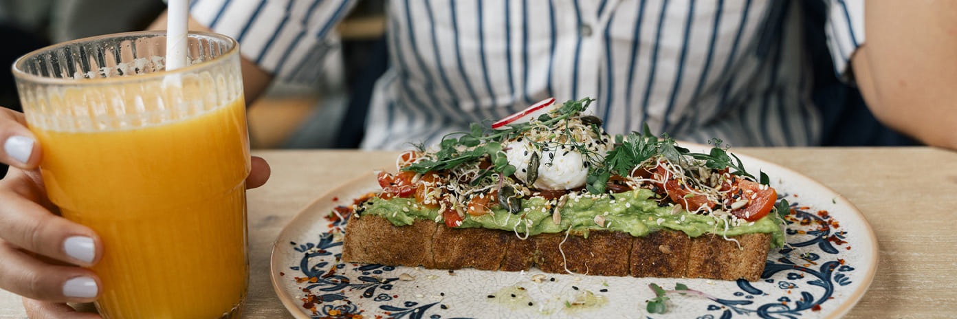 Assiette avec un avocado toast
