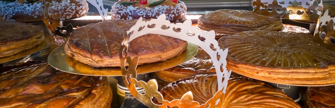 Vitrine de boulanger avec des galettes des rois