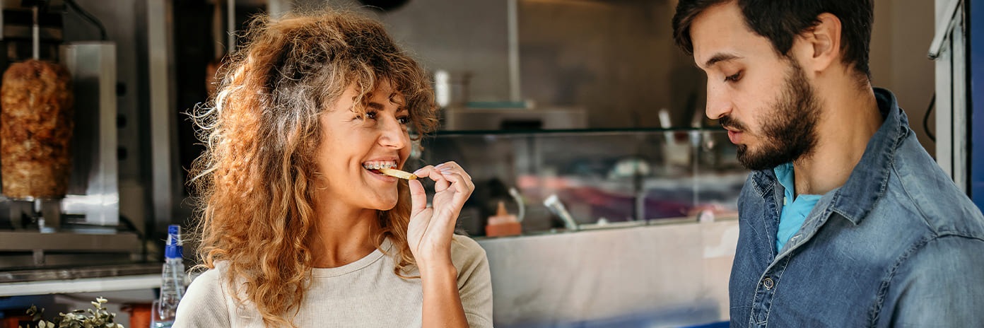 Un homme et une femme qui mangent un kebab