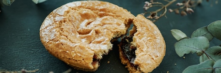 Gros plan sur un gâteau basque Gros plan sur un gâteau basque