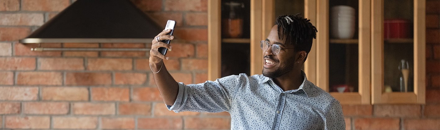 Influenceur se filmant avec son mobile