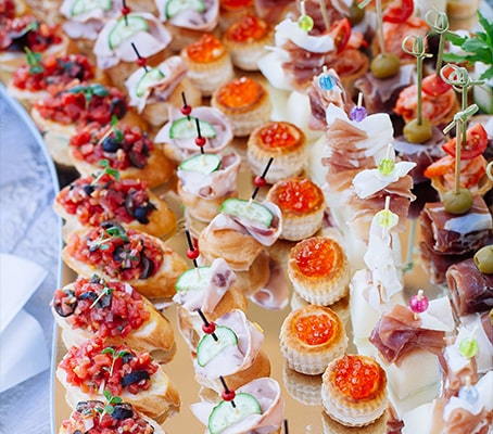 Banquet de restauration décoré avec différentes collations et hors-d’œuvre