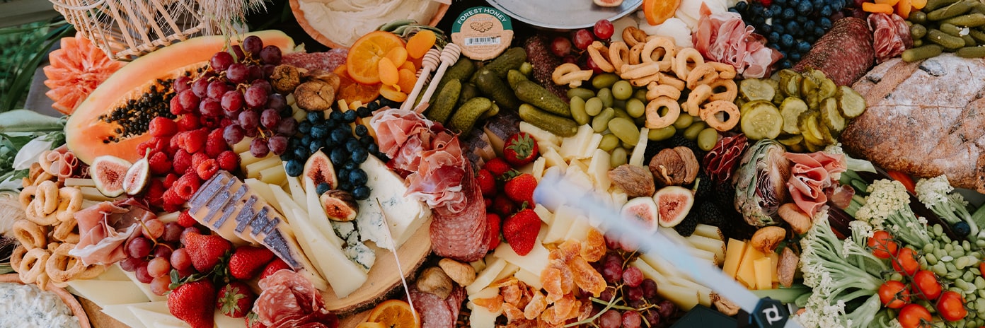 Grande table de charcuterie avec ses accompagnements et condiments