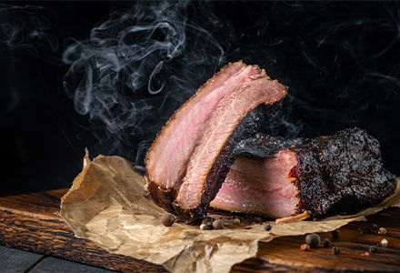 Viande bovine fumée sur une table
