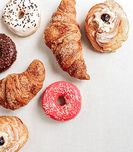 Viennoiseries disposées sur une table blanche