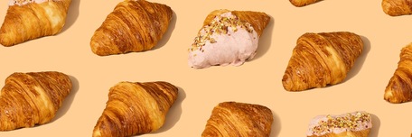 Croissants sur fond rose