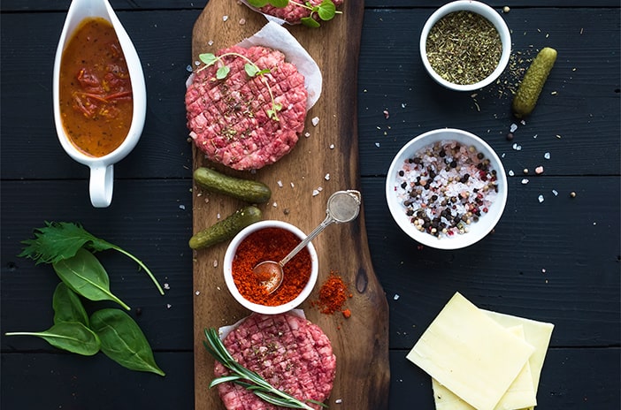 Produits prêts à l'emploi présentés sur une planche en bois