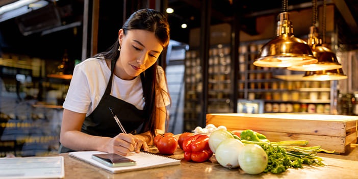 Serveuse qui travaille dans un restaurant
