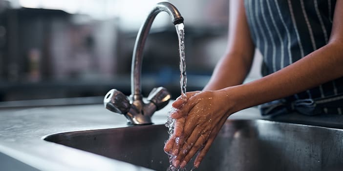 Femme se lavant les mains